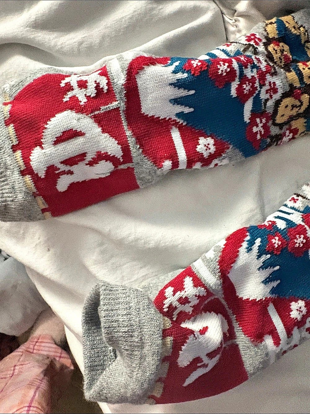 Gray & Red Patterned Gloves - Picture 3 of 5